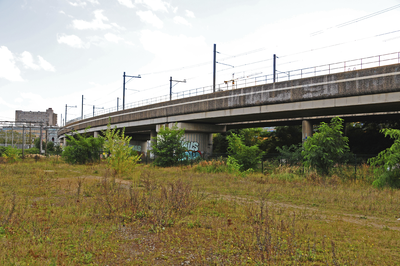 900372 Gezicht op de fly-over aan de noordzijde van het Centraal Station te Utrecht, vanaf het vroegere ...